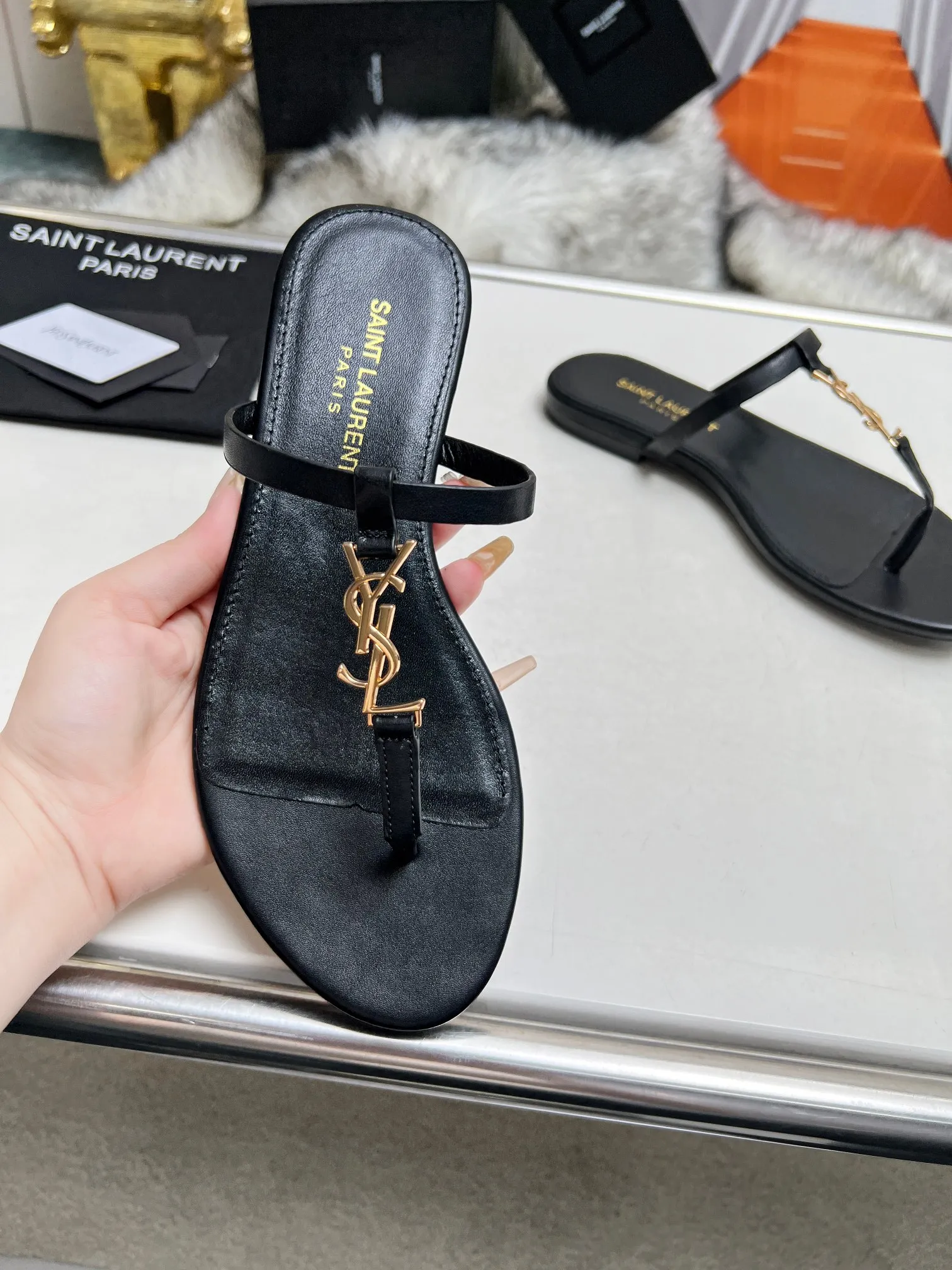 👟👟Ex-factory price 340👟👟 Genuine leather sole +40 Factory number: 5678-2 "Saint Laurent" YSL counter classic flip-flops. High-end customization and top quality. Continuing the family's classic hardware buckle design, it is simple and elegant. The flat 1CM bottom makes it easy for women to control. The unique back buckle design can make the shoes exude a sexy, sweet and feminine look. ▪️Upper: imported grade A cowhide ▪️outsole: Italian cowhide ▪️inner/foot pad: imported sheepskin ▪️heel height: 1cm ▪️size: 35-44 (43 44 customized, non-returnable)